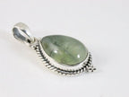 Bewerkte druppelvormige zilveren hanger met prehniet aan ketting afbeelding 2