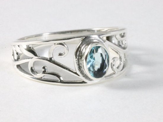 Fijne opengewerkte zilveren ring met blauwe topaas afbeelding 1