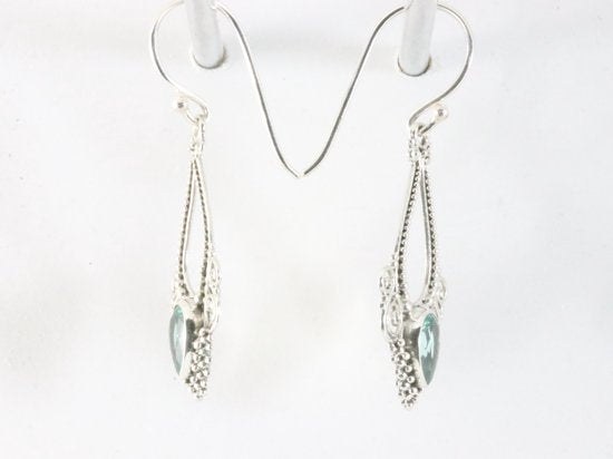 Traditionele bewerkte zilveren oorbellen met groene toermalijn afbeelding 2