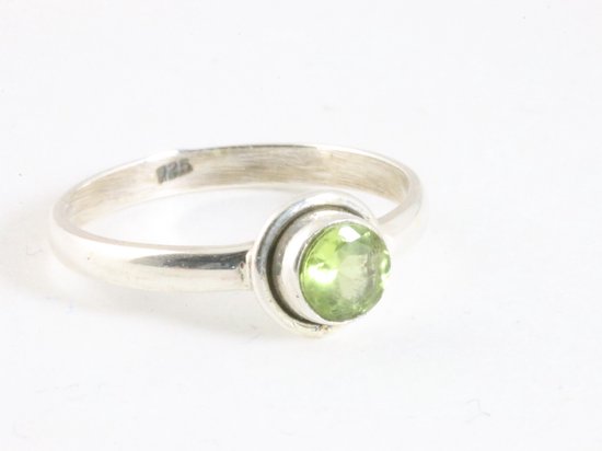 Fijne ronde zilveren ring met peridoot afbeelding 1