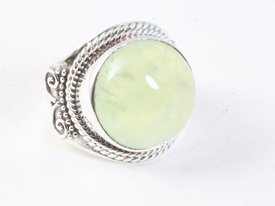 Zware bewerkte zilveren ring met prehniet afbeelding 1