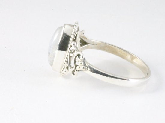 Fijne bewerkte zilveren ring met regenboog maansteen afbeelding 2