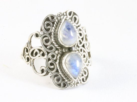 Bewerkte zilveren ring met regenboog maansteen afbeelding 1