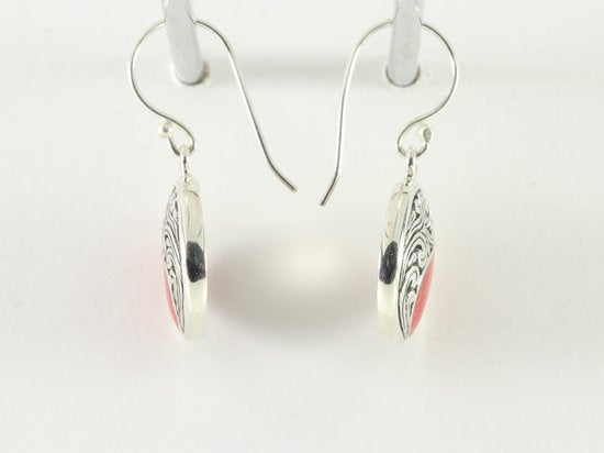 Ronde opengewerkte zilveren oorbellen met rode koraal steen afbeelding 2