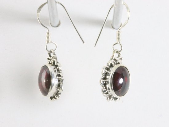 Fijne bewerkte zilveren oorbellen met granaat afbeelding 2