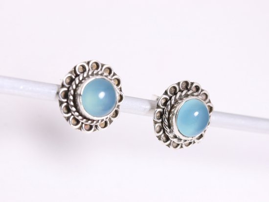 Fijne bewerkte zilveren oorstekers met blauwe chalcedoon afbeelding 2