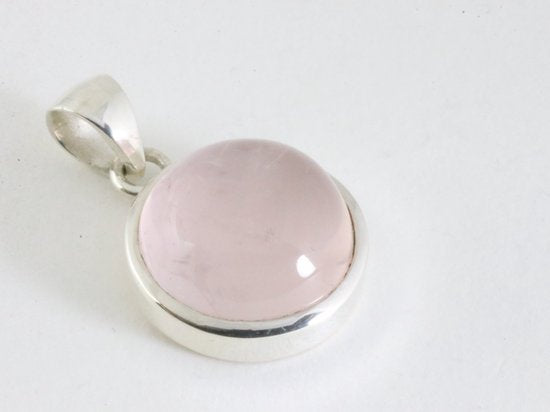 Ronde hoogglans zilveren hanger met rozenkwarts aan ketting afbeelding 2