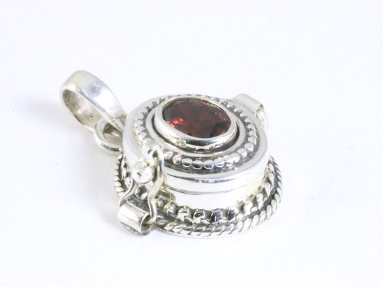 Traditioneel bewerkt zilveren medaillon met granaat afbeelding 2