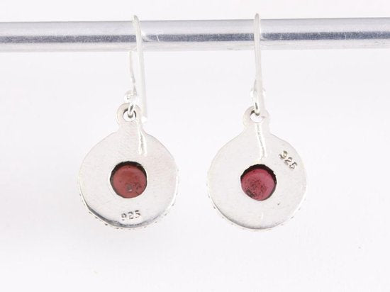 Fijne bewerkte ronde zilveren oorbellen met granaat afbeelding 3