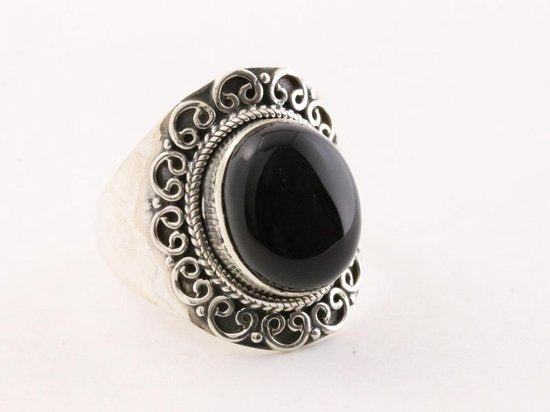 Bewerkte zilveren ring met onyx afbeelding 1