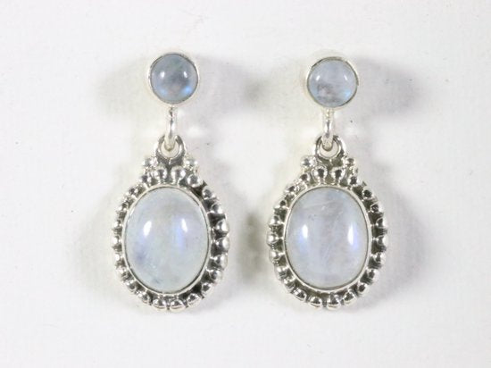 Bewerkte zilveren oorstekers met regenboog maansteen afbeelding 2