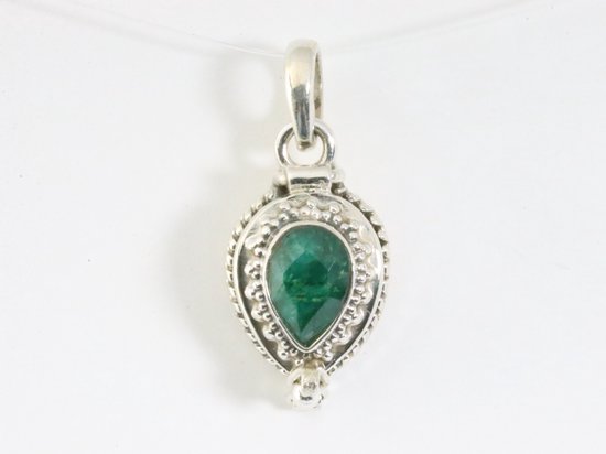 Traditioneel bewerkt zilveren medaillon met smaragd afbeelding 4