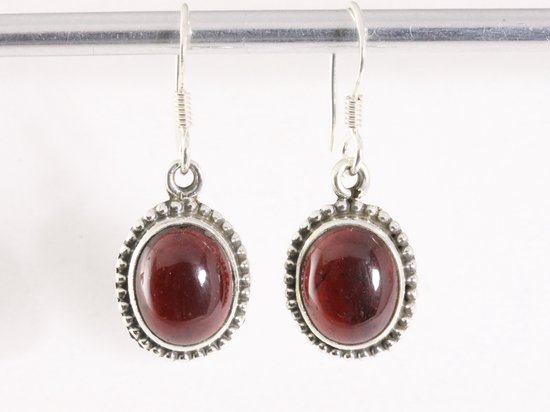 Bewerkte ovale zilveren oorbellen met granaat afbeelding 4