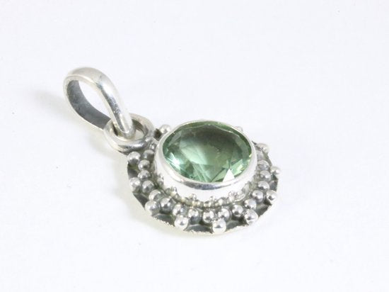 Fijne bewerkte ronde zilveren hanger met groene amethist afbeelding 2