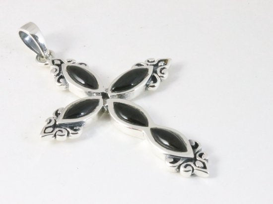 Grote bewerkte zilveren kruishanger met onyx afbeelding 2