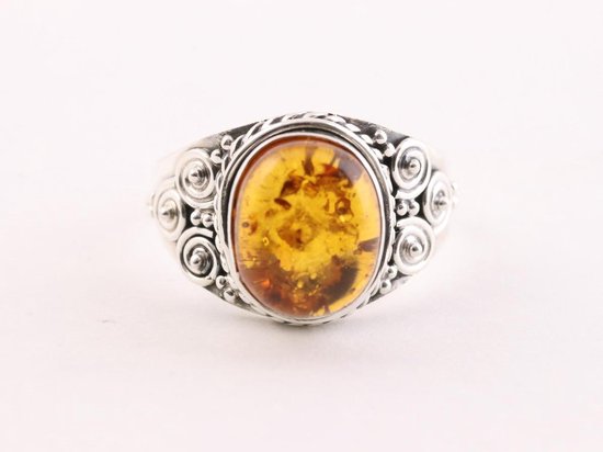 Bewerkte zilveren ring met amber afbeelding 4