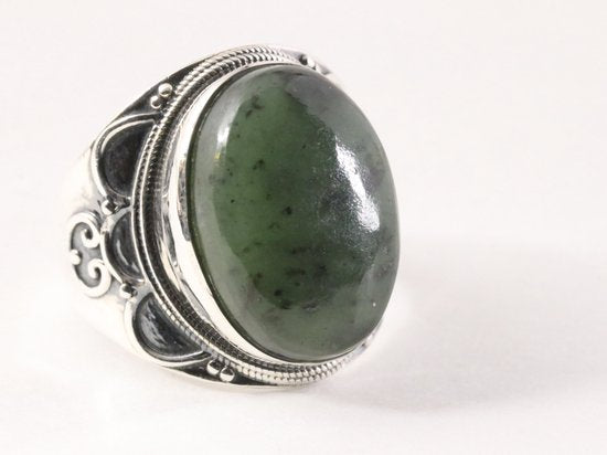 Bewerkte zilveren ring met jade afbeelding 1