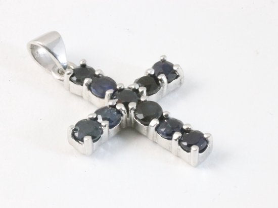 Fijne zilveren kruishanger met blauwe saffier aan ketting afbeelding 2