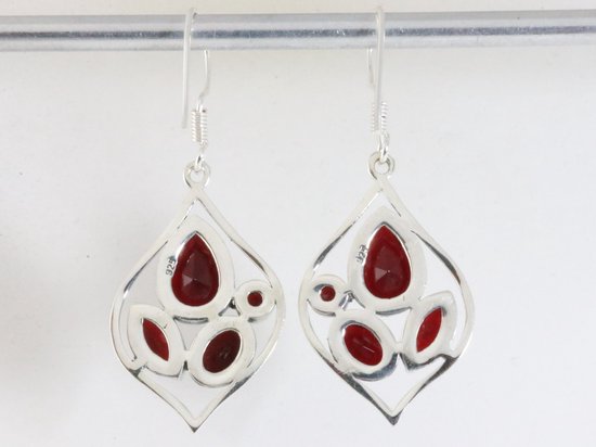 Opengewerkte zilveren oorbellen met granaat afbeelding 2