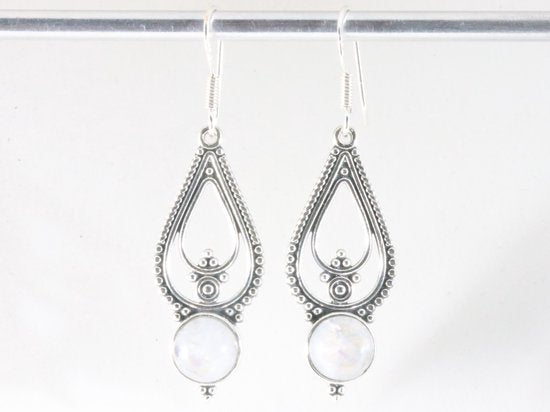 Lange opengewerkte zilveren oorbellen met regenboog maansteen afbeelding 4