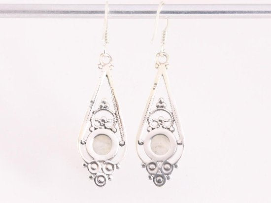 Lange opengewerkte zilveren oorbellen met regenboog maansteen afbeelding 3