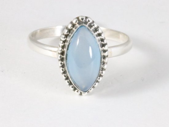 Fijne bewerkte zilveren ring met blauwe chalcedoon afbeelding 4
