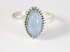 Fijne bewerkte zilveren ring met blauwe chalcedoon afbeelding 4