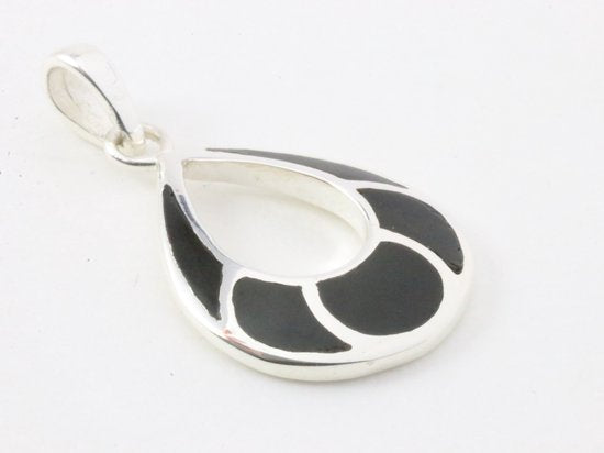Opengewerkte druppelvormige zilveren hanger met onyx aan ketting afbeelding 2