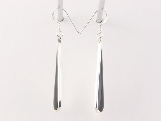Lange druppelvormige zilveren oorbellen met onyx afbeelding 2