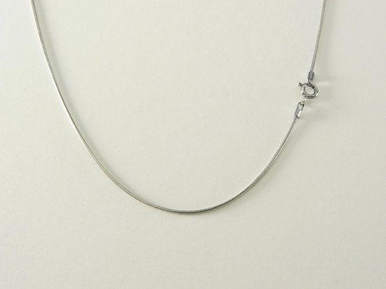Opengewerkte zilveren hanger met granaat aan ketting afbeelding 4