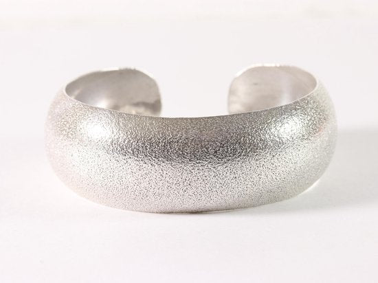 Brede gematteerde zilveren klemarmband afbeelding 1