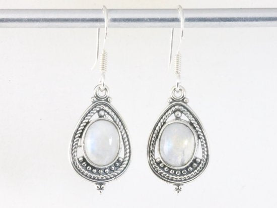 Opengewerkte zilveren oorbellen met regenboog maansteen afbeelding 3