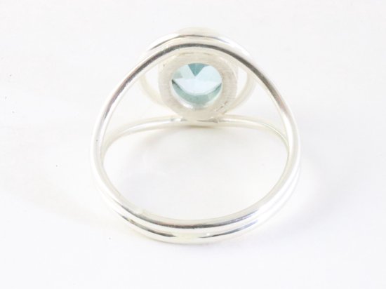 Opengewerkte zilveren ring met blauwe topaas afbeelding 3