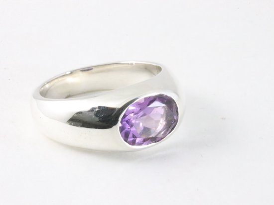 Hoogglans zilveren ring met amethist afbeelding 1