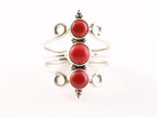Opengewerkte zilveren ring met 3 rode koraal stenen afbeelding 3