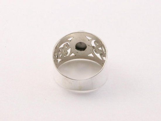 Opengewerkte zilveren ring met howliet afbeelding 4