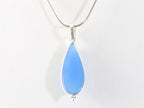 Lange druppelvormige zilveren hanger met blauwe chalcedoon aan ketting afbeelding 3