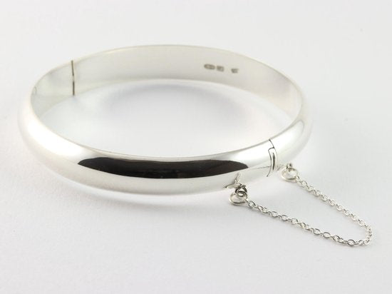 Fijne hoogglans zilveren bangle met kliksluiting afbeelding 1