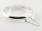 Fijne hoogglans zilveren bangle met kliksluiting afbeelding 1