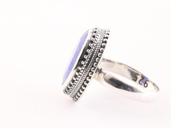 Zware bewerkte zilveren ring met blauwe saffier afbeelding 2