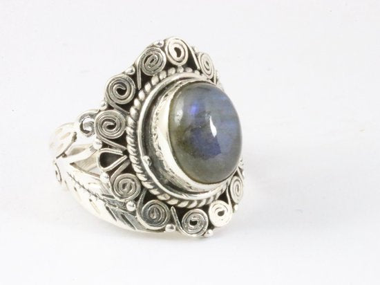 Traditionele bewerkte zilveren ring met labradoriet afbeelding 1