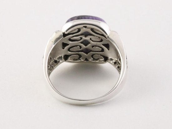 Zware bewerkte zilveren herenring met charoiet afbeelding 4