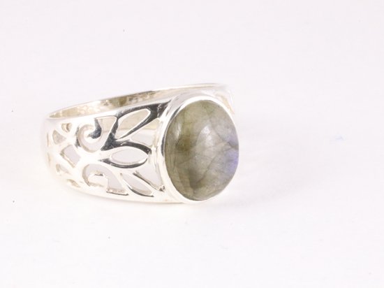 Opengewerkte zilveren ring met labradoriet afbeelding 1