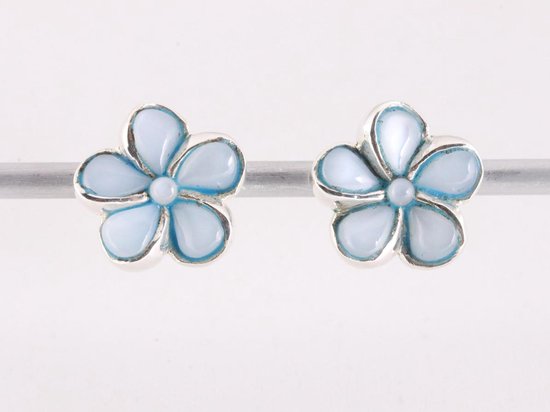 Bloemvormige zilveren oorstekers met lichtblauwe schelp afbeelding 1