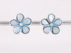 Bloemvormige zilveren oorstekers met lichtblauwe schelp afbeelding 1