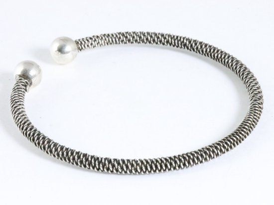 Fijn bewerkte zilveren klemarmband met hoogglans bollen afbeelding 2