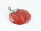 Traditionele bewerkte ronde zilveren hanger met rode koraal steen aan ketting afbeelding 2