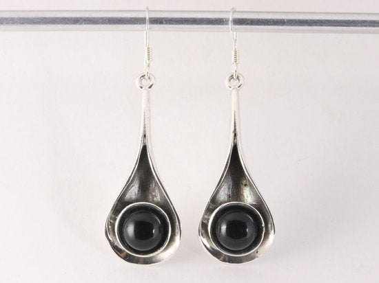 Lange druppelvormige zilveren oorbellen met onyx afbeelding 4