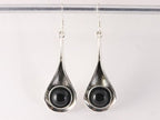 Lange druppelvormige zilveren oorbellen met onyx afbeelding 4