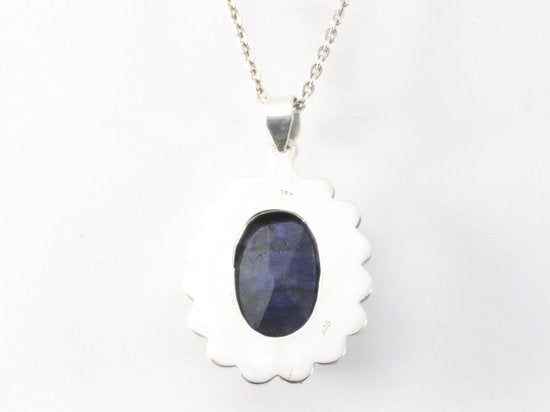 Grote bewerkte zilveren hanger met blauwe saffier aan ketting afbeelding 3